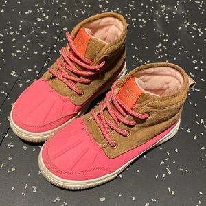 Osh Kosh Girls Tan and Pink Duck Booties Size 11